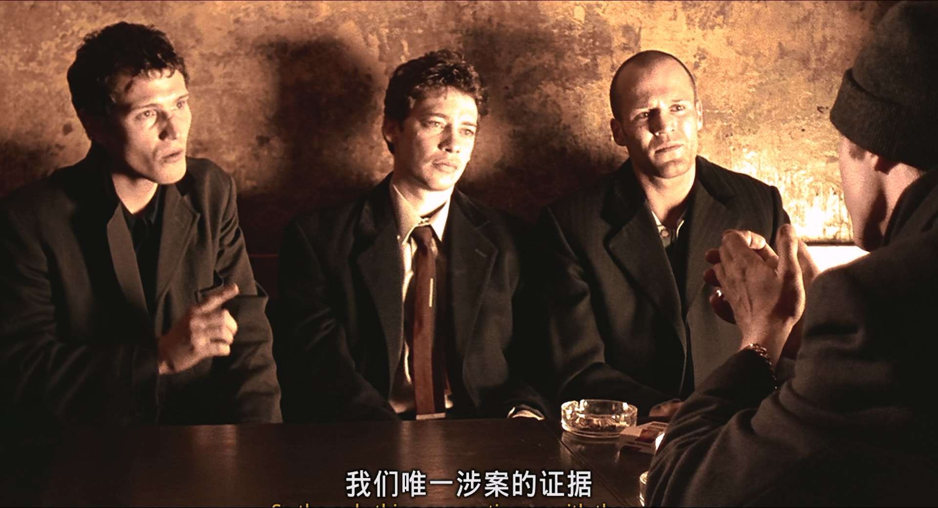 Lock.Stock.and.Two.Smoking.Barrels.BluRay.1080p.x265.10bit.MNHD-FRDS.mkv_2023110.jpg