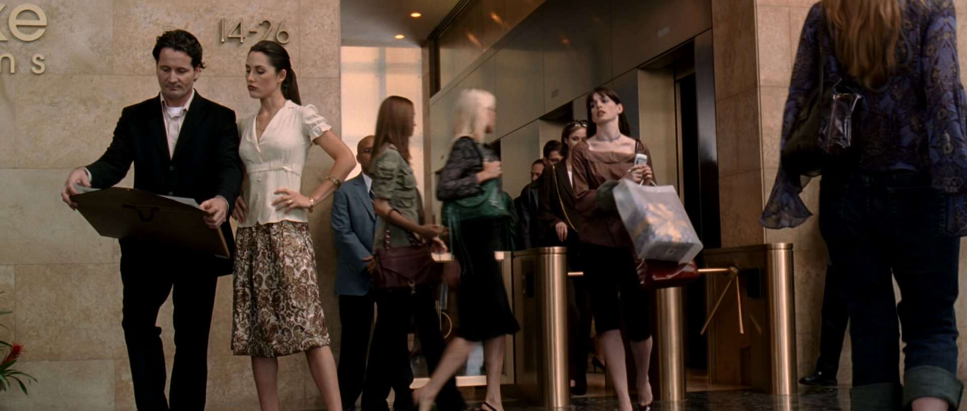 The.Devil.Wears.Prada.2006.Bluray.1080p.DTS-HDMA5.1.x265.10bit-CHD.mkv_20231202_.jpg